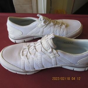 Women's Skechers Size 8 Brand New